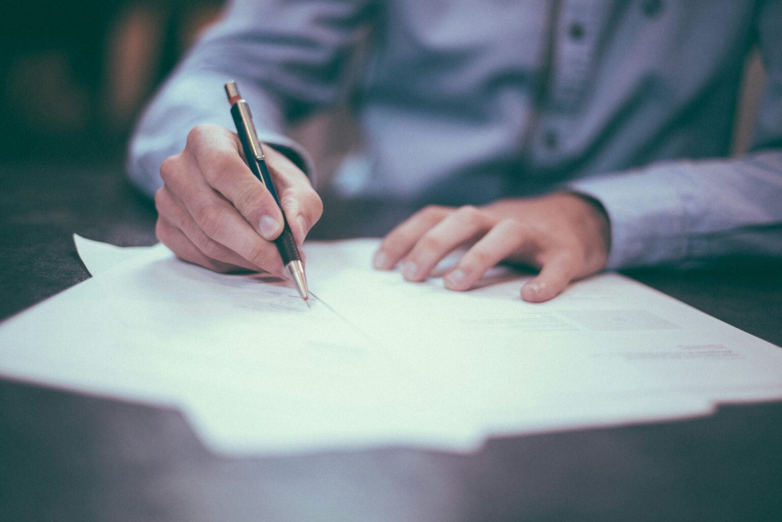 Compilazione di un documento con la penna: traduzioni giurate