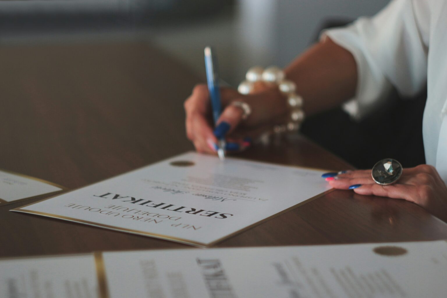 La firma di un documento ufficiale