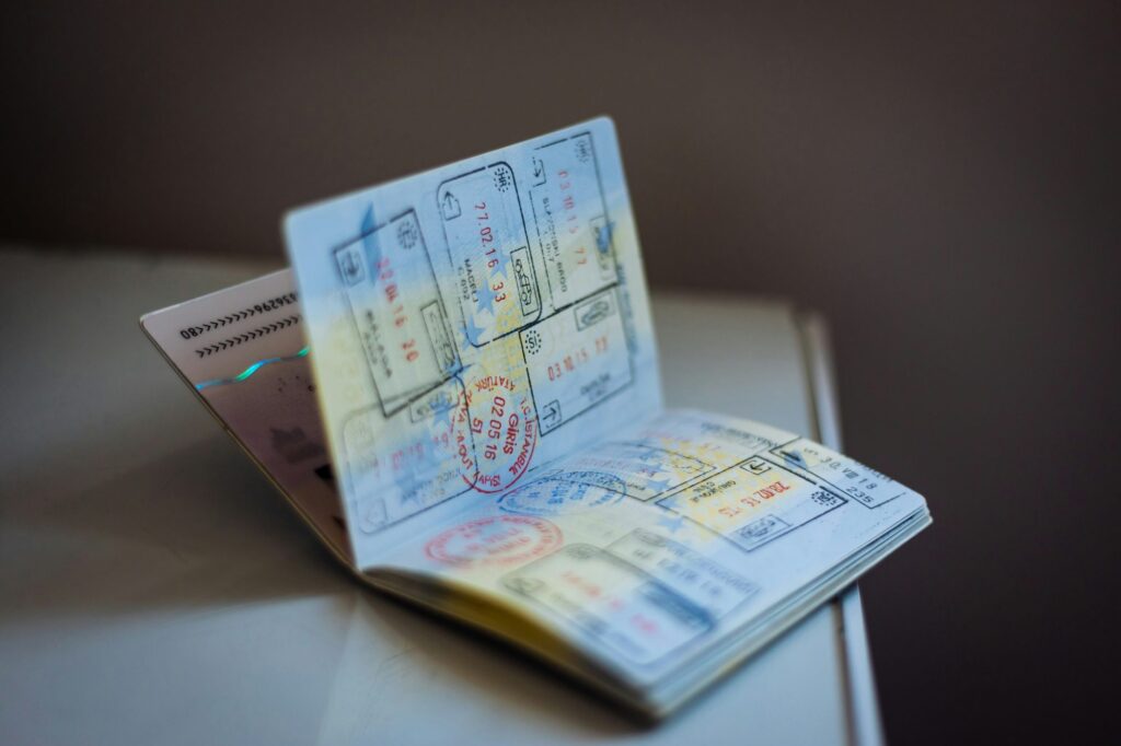 Passaporto aperto con visto d'ingresso