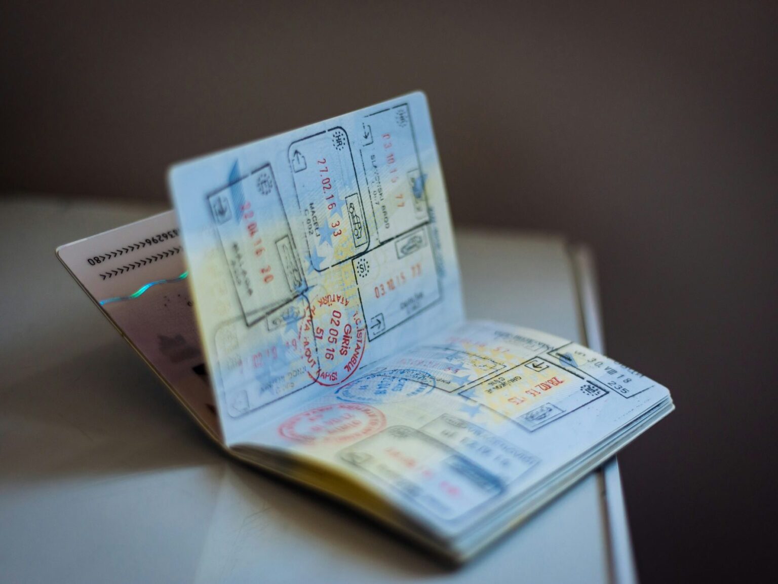 Passaporto con timbri e visti: pratiche amministrative